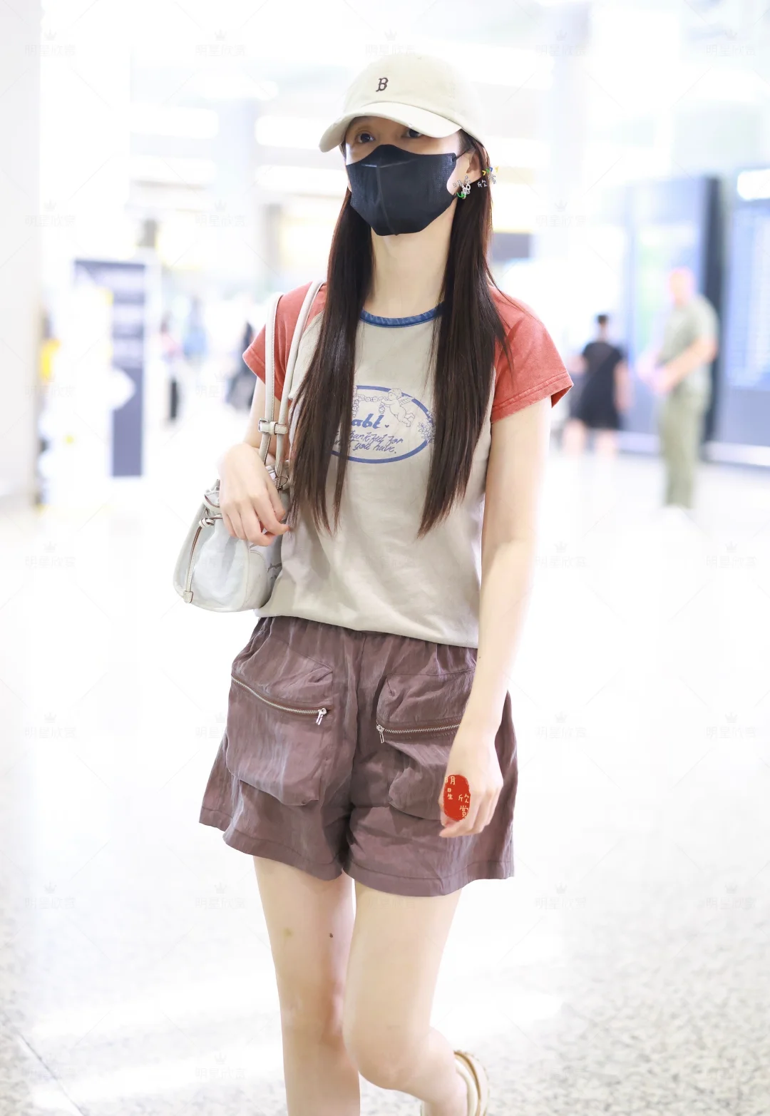 李沁刚刚到达上海，夏日清爽look