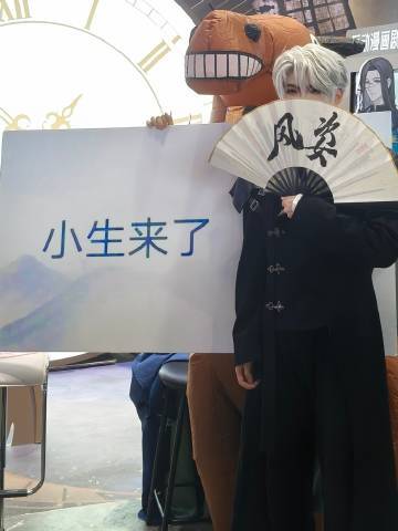 漫展古风小生都有马塑了  漫展上的小生梗玩得飞起，马塑一出，全场都被带嗨了。看着
