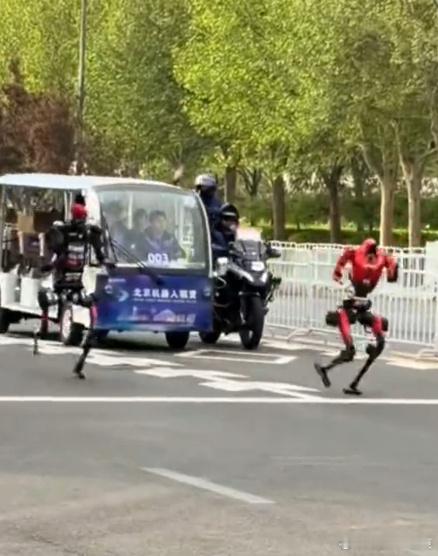 程序员追不上机器人干脆开电瓶车跟本想靠代码赶超，结果直接电瓶车开追，反差拉满，尽