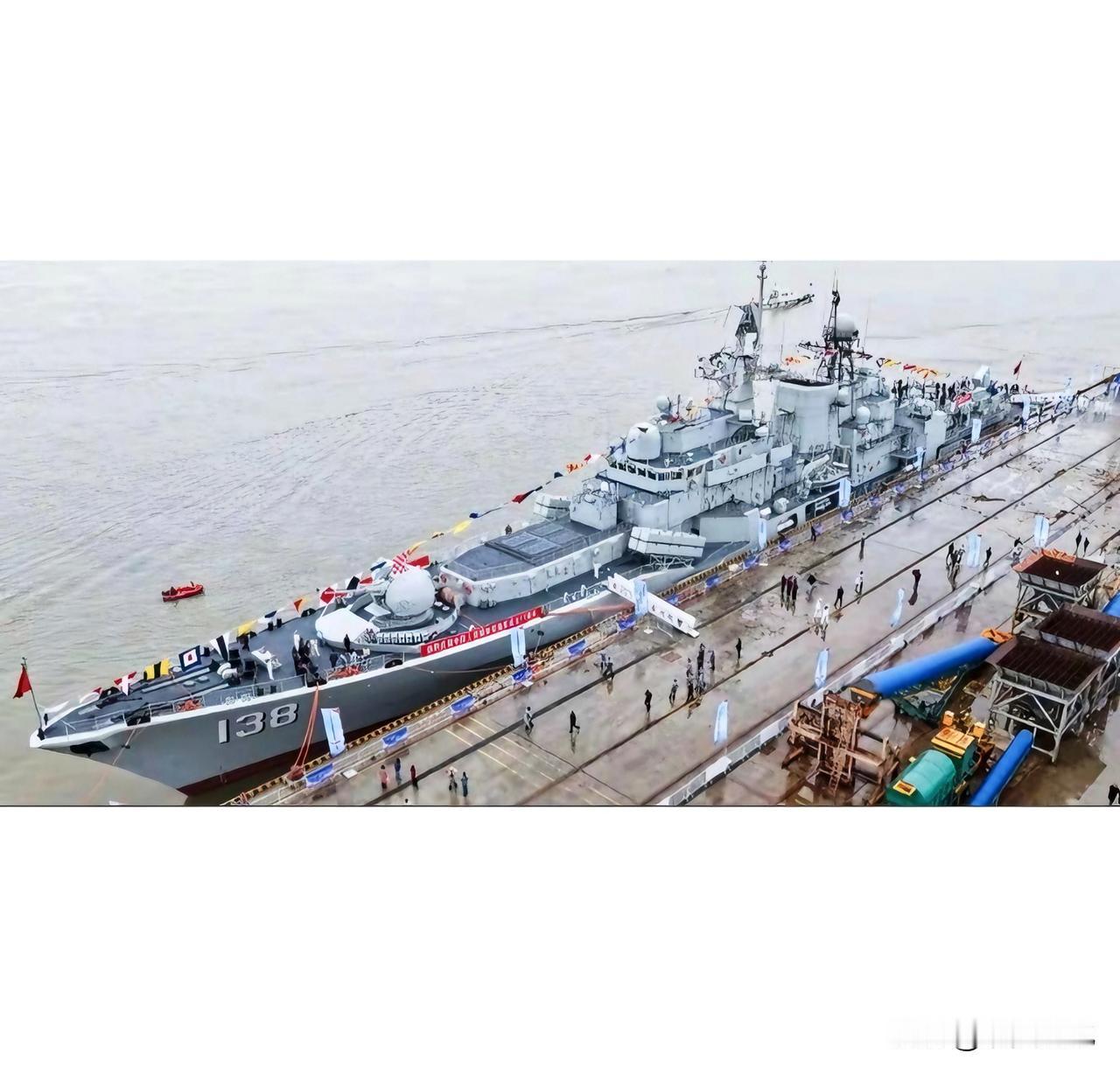 军迷社区——现代级138号泰州舰
这是今年海军节上亮相的138号泰州舰，它应该是