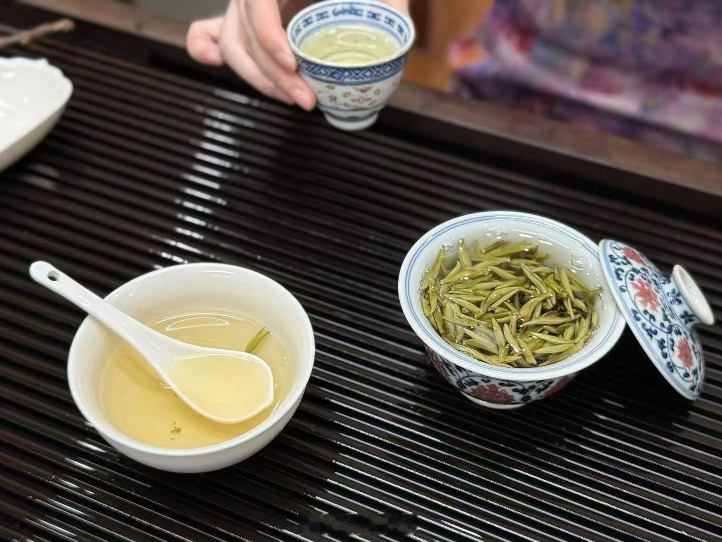 活着活着，就活明白了，跟任何人较劲都是在消耗自己。 