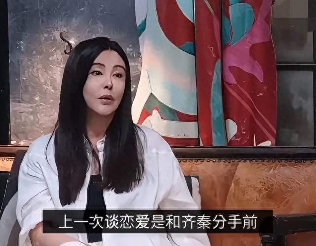 59岁王祖贤现状：定居加拿大，开艾灸店，一人一狗生活，至今未婚