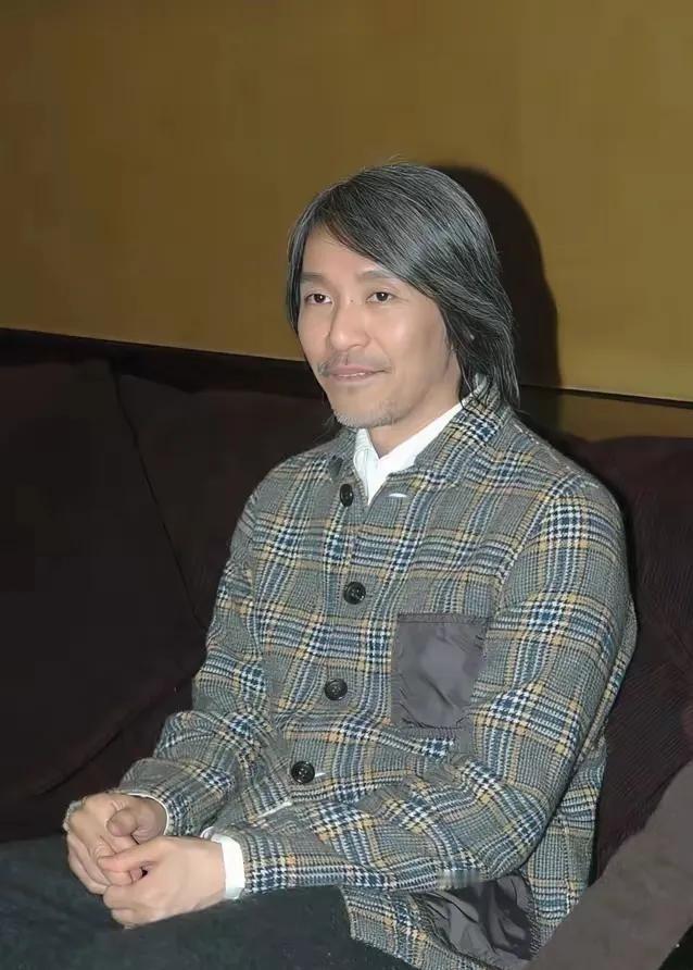 64岁的周星驰，活出了孤独，活出了寂寞，64岁的他在太平山上坐拥几座别墅，过得很