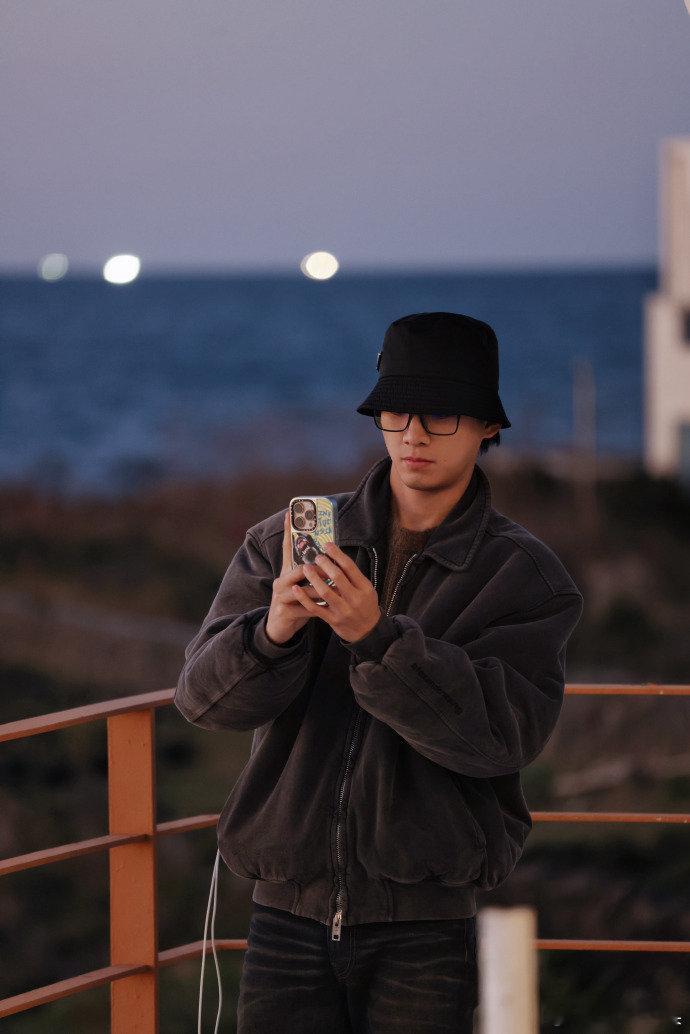 济州岛美景配美人，松弛感骑行镜头直接封神，OOTD随便搭都好看 