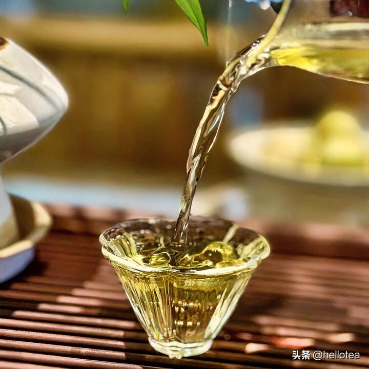 《茶时赋·青玉案》
人生若叶浮沉间，沸水注，时光延。青瓷盏里意如烟。青涩消尽，锋
