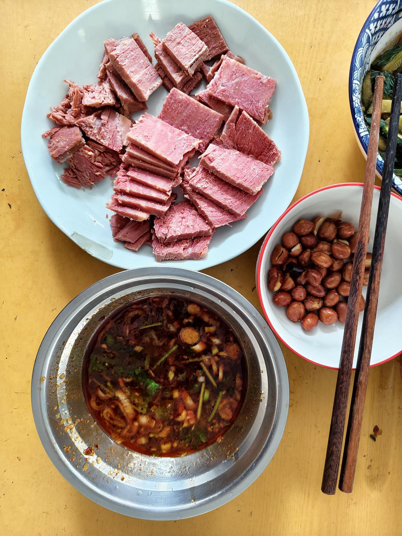 瞧瞧，就这盘中的牛肉，在运城盐湖西街，我花了20元，（牛肉卖55元一斤）店家给我