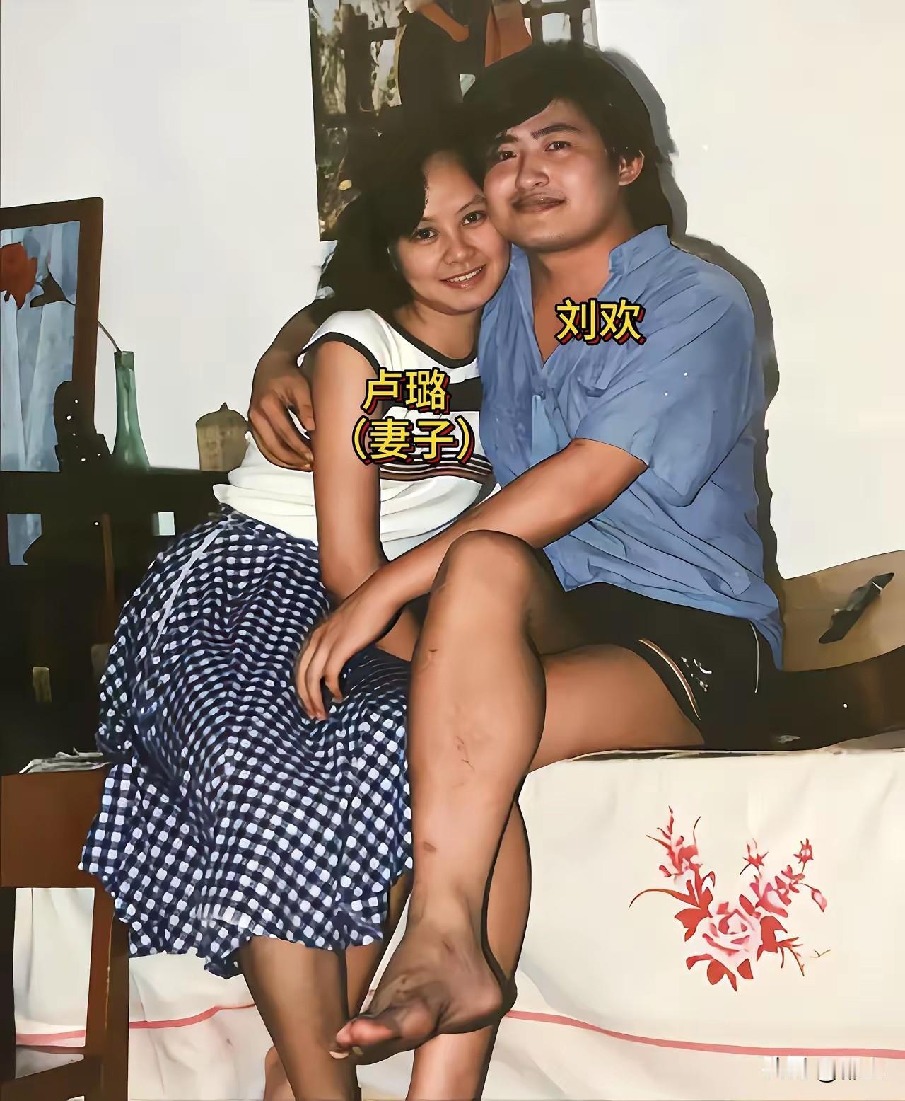 这是一张刘欢与妻子卢璐结婚之后的合影，
那时候，卢璐是湖南电视台主持人，事业已经