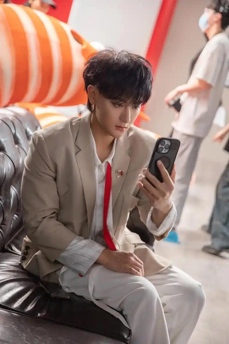 黄子韬每天晚上陪徐艺洋学英语，这究竟是偶像界的甜蜜养成还是真爱的见证？
黄子韬和