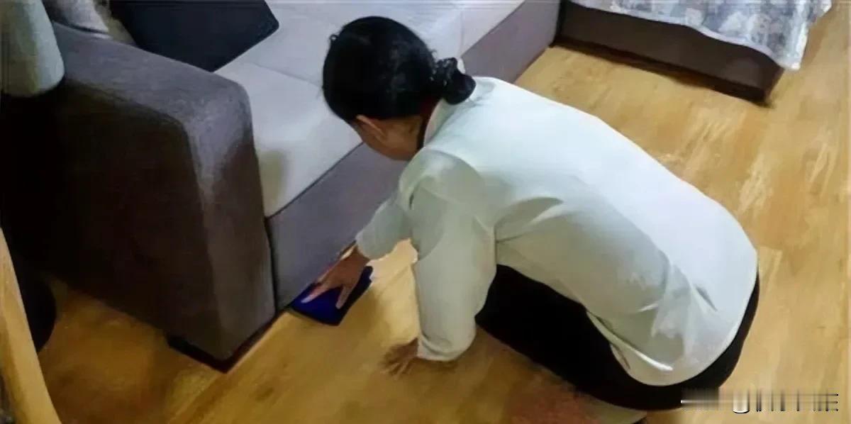 天降大锅！”湖南icon，一女保姆趁雇主不在家，将男友喊到雇主家约会，两人情到深