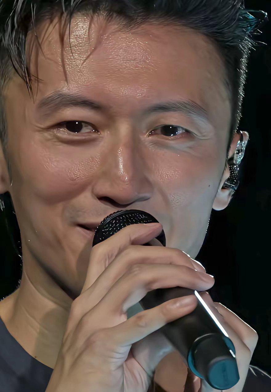 我和闺蜜从谢霆锋演唱会现场出来，一路上还沉浸在刚才那一幕。

闺蜜边走边摇头，说