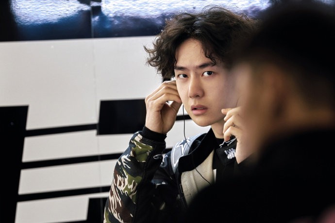 王一博85号赛前的两种状态 王一博稳控方寸    王一博稳控方寸，王一博85号赛