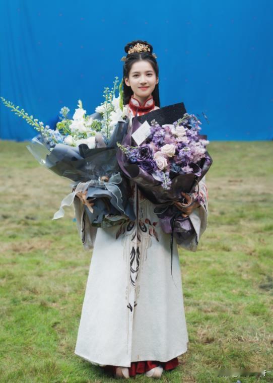 肖战新剧《藏海传》女主张婧仪，曾被观众吐槽古装难看，这一次的扮相，看着挺高级的，