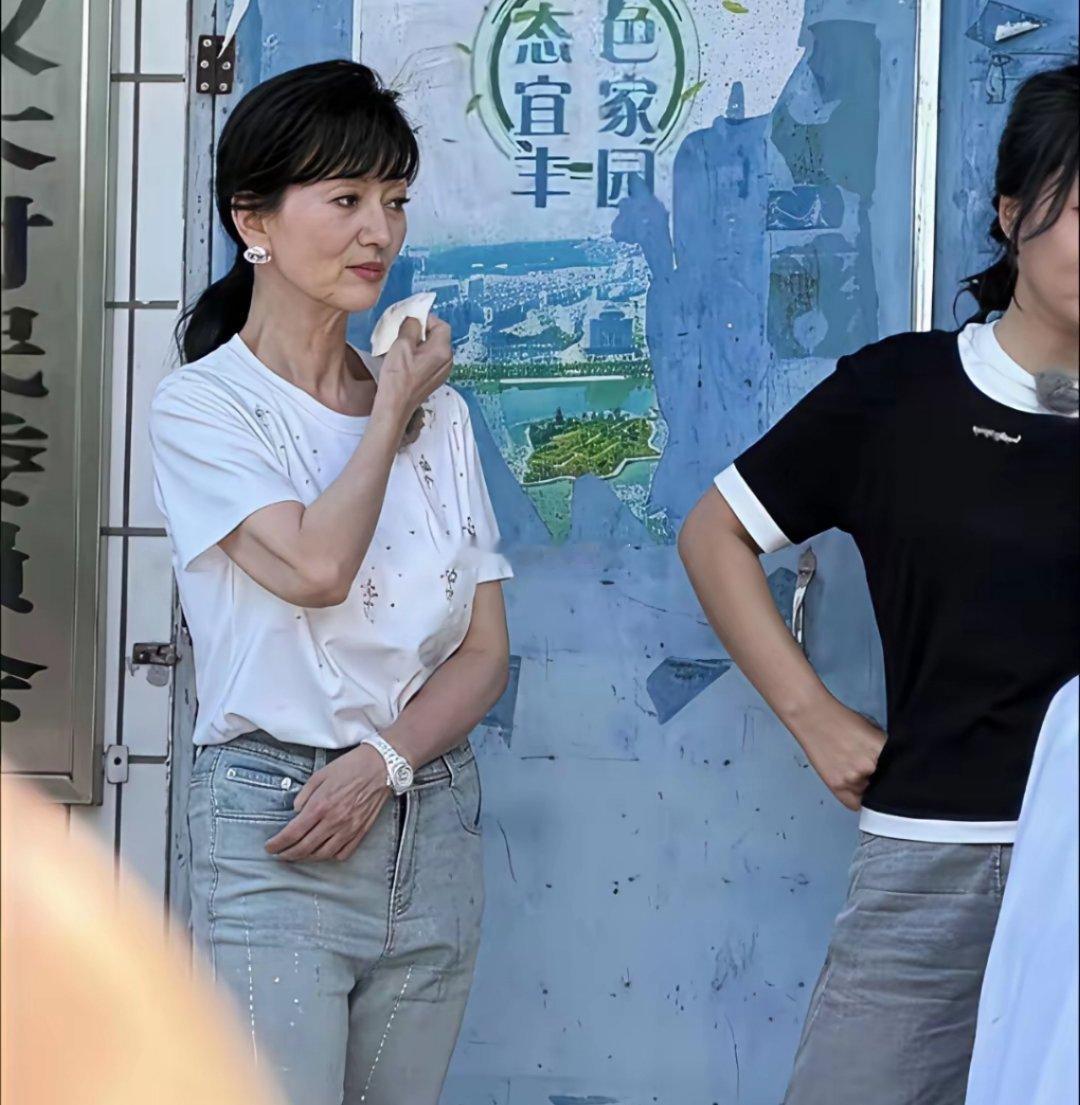 明星已经功成名就，年纪大了，为啥还要拼命营业？退休享受生活多好啊！ 