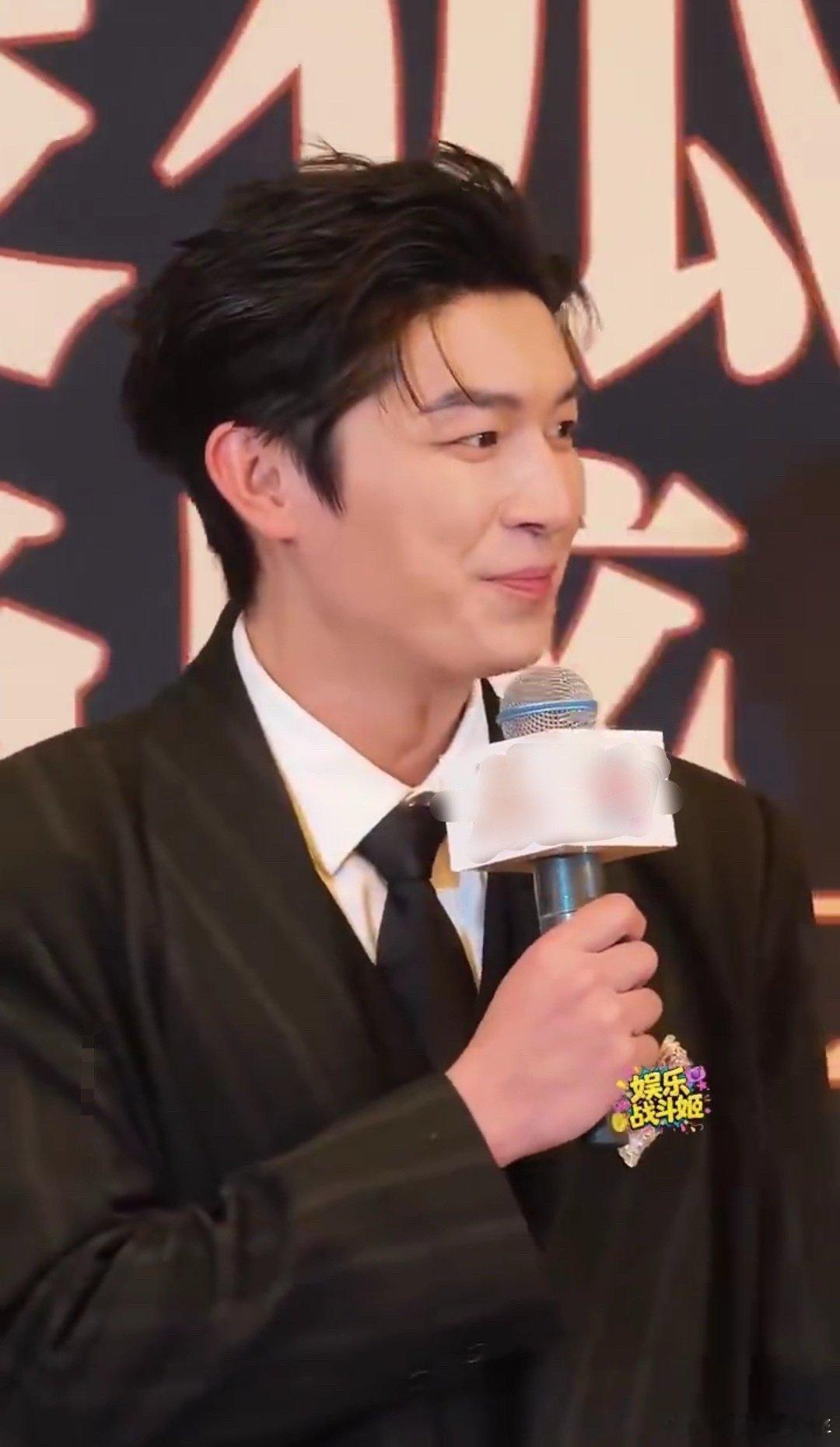 杨旭文好像掉进盘丝洞了 红毯被粉丝层层围堵，饭撒时刻恨不得回应所有人，又帅又温柔