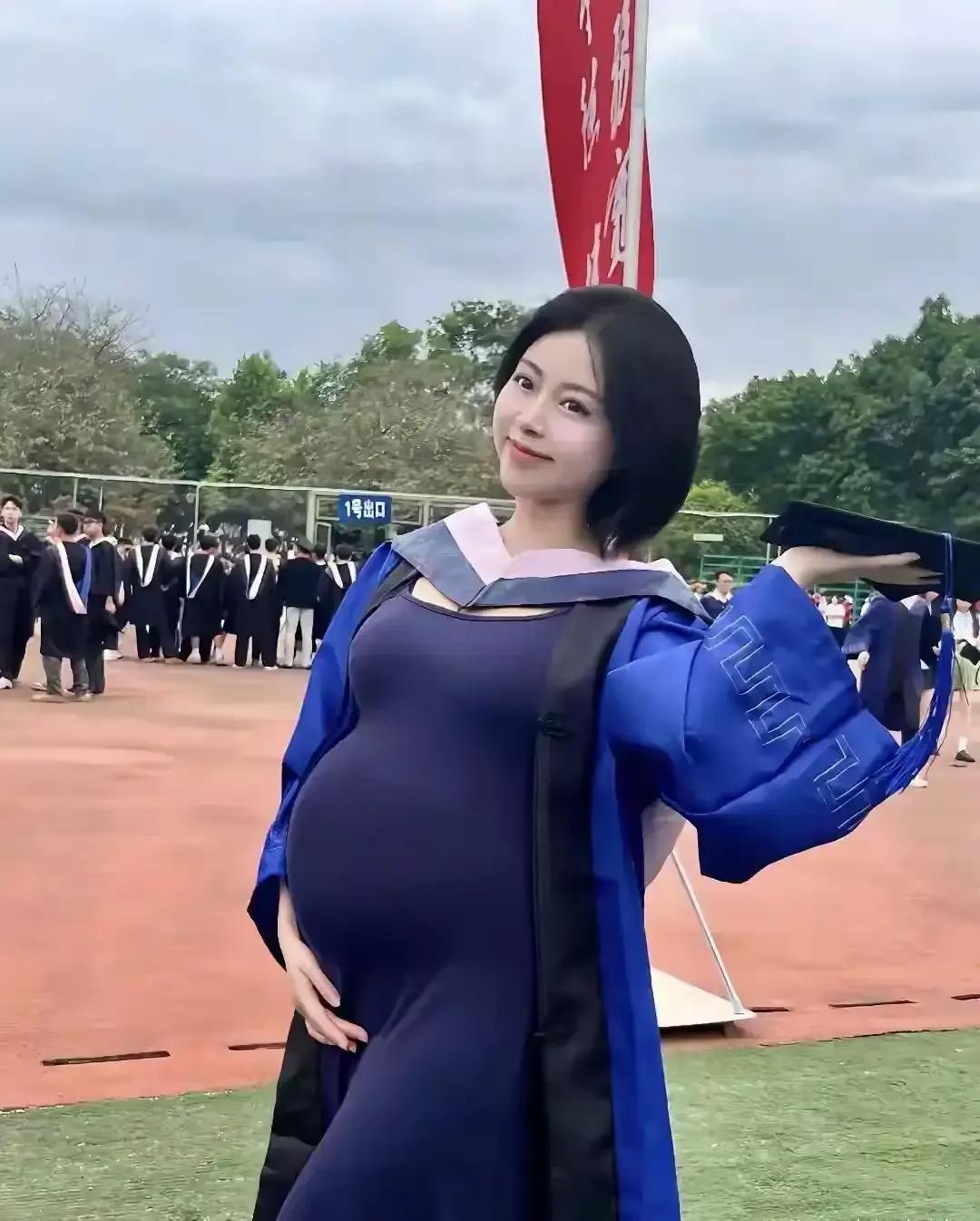 毕业典礼上的一幕，一位女孩拍毕业典礼照，却挺着个大肚子
