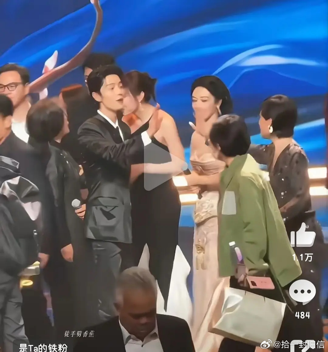 怎么没人和杨紫打招呼啊，不应该啊，白玉兰的女性惺惺相惜呢？ 