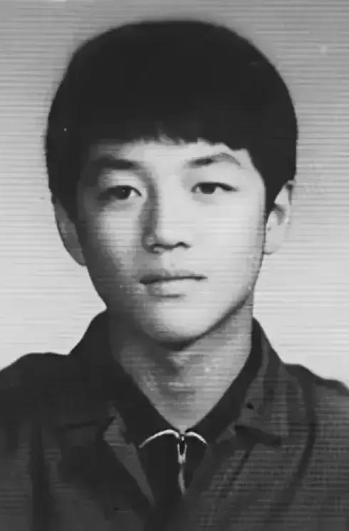 李亚鹏是个有福之人。
天后王菲给他生了个女儿叫李嫣，李嫣的长相就是完全复制粘贴了