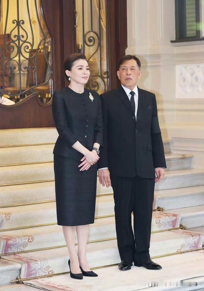 泰国玛哈国王和苏提达王后，在曼谷皇宫接待来访的英国安妮公主夫妇！此次访问是安妮公
