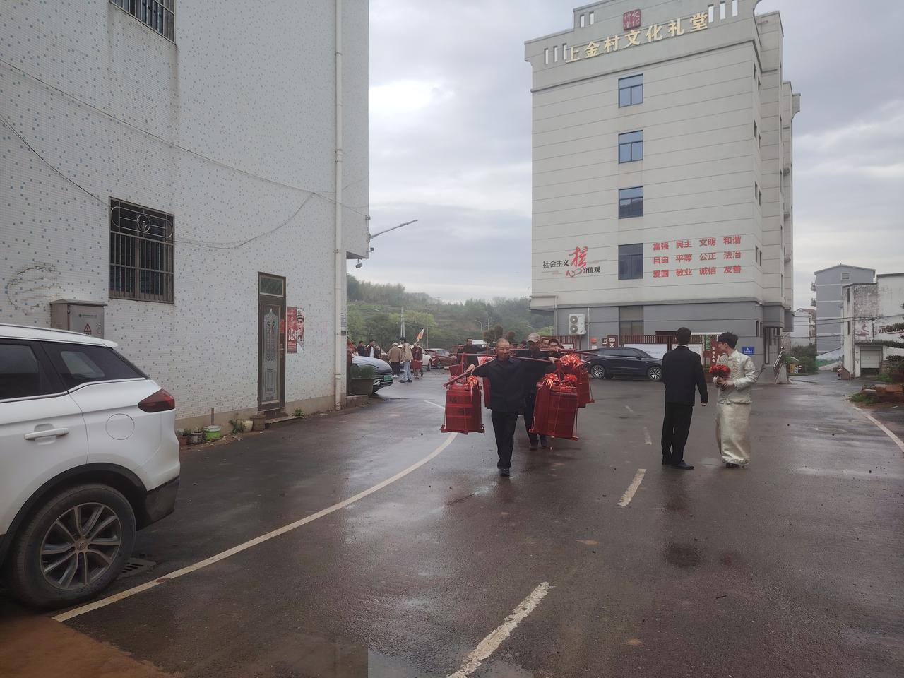 整个金华地区婚礼还保持着传统的就是义乌了，义乌现在新郎去新娘这里娶亲还是会配备1