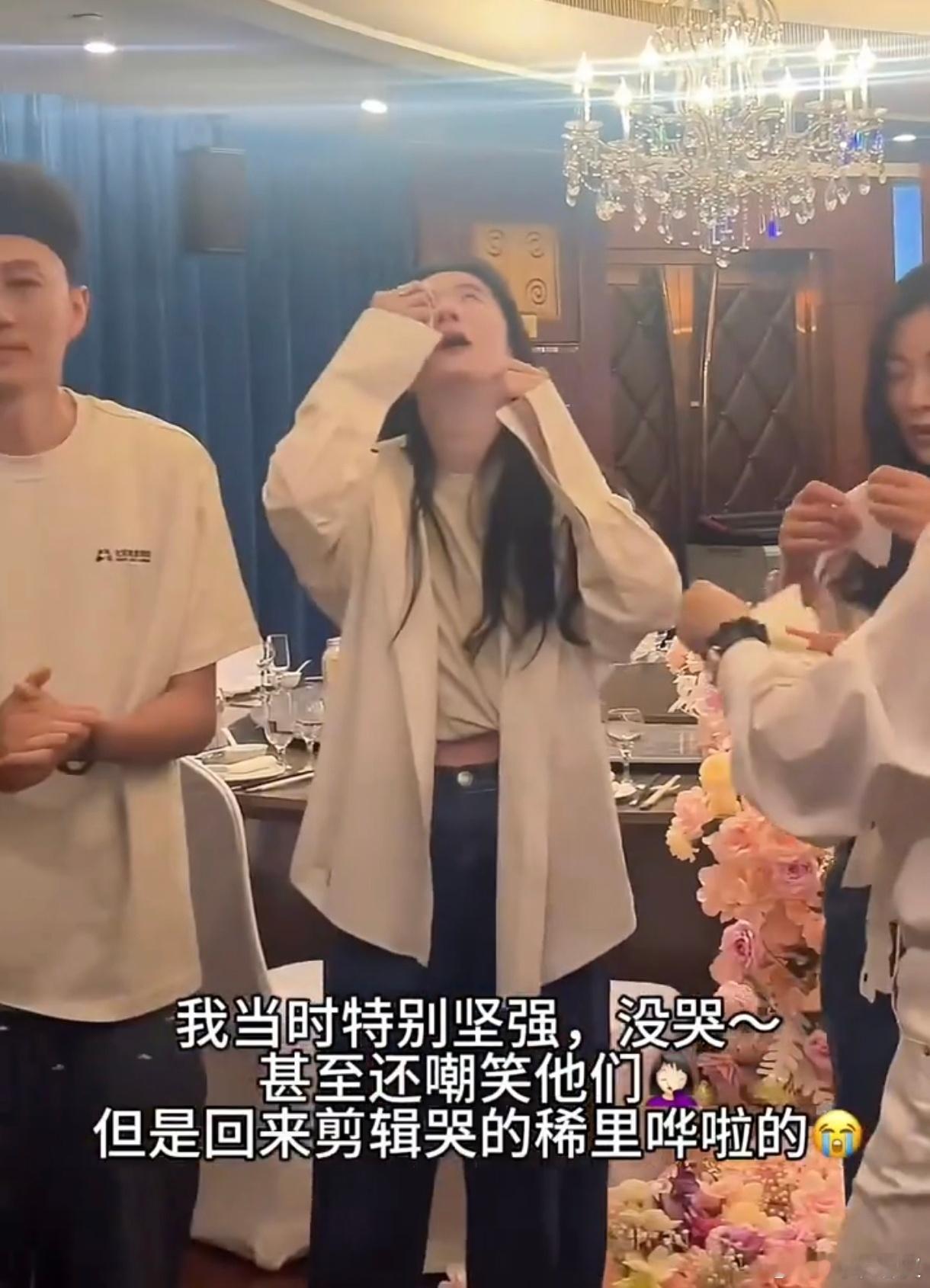 刘亦菲同学聚会感动哭了 刘亦菲北电同学聚会感动哭了，还和老师拥抱了刘亦菲北电同学