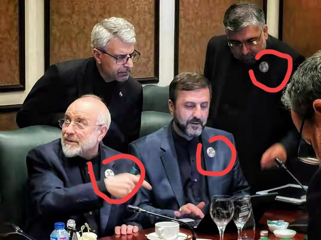 4月11日，巴基斯坦伊斯兰堡，由议长卡利巴夫率领的伊朗代表团与副总统万斯率领的美