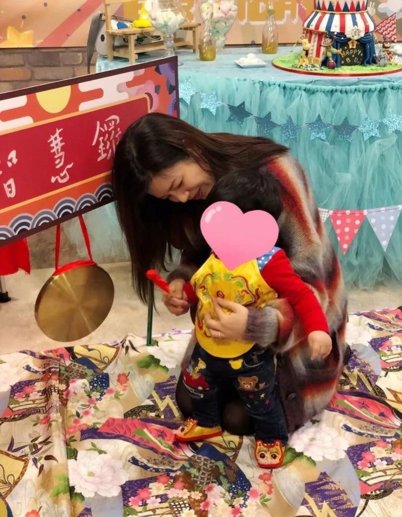 一直都是陈妍希带孩子，她一定是个好妈妈！

之前陈妍希晒过带儿子一起看海的背影，