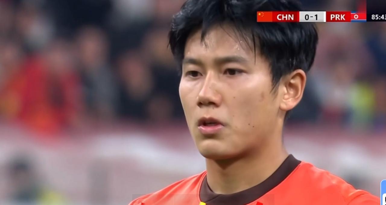 向左、向右，向余望！向余望点球1比1扳平比分，依木兰脚后跟传球，李新翔突入禁区造