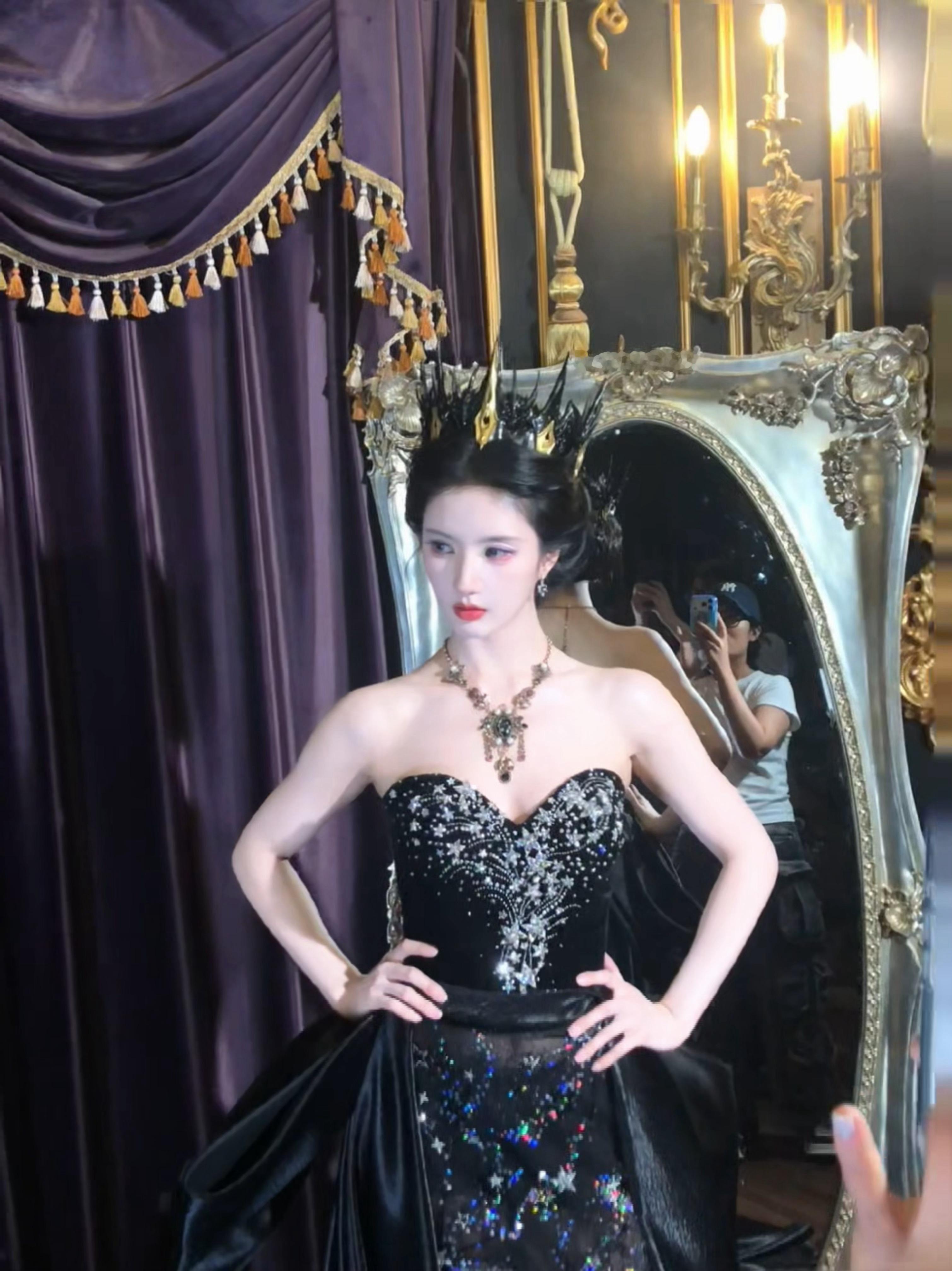 刘些宁暗黑系女王 刘些宁毒皇后从公主蜕变为暗黑女王，刘些宁的造型可塑性太强。简约