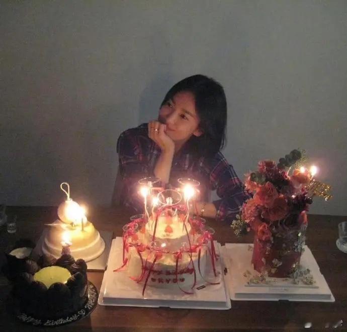 宋慧乔晒43岁生日照，托腮甜笑宛如少女，懒理前夫宋仲基二胎消息 