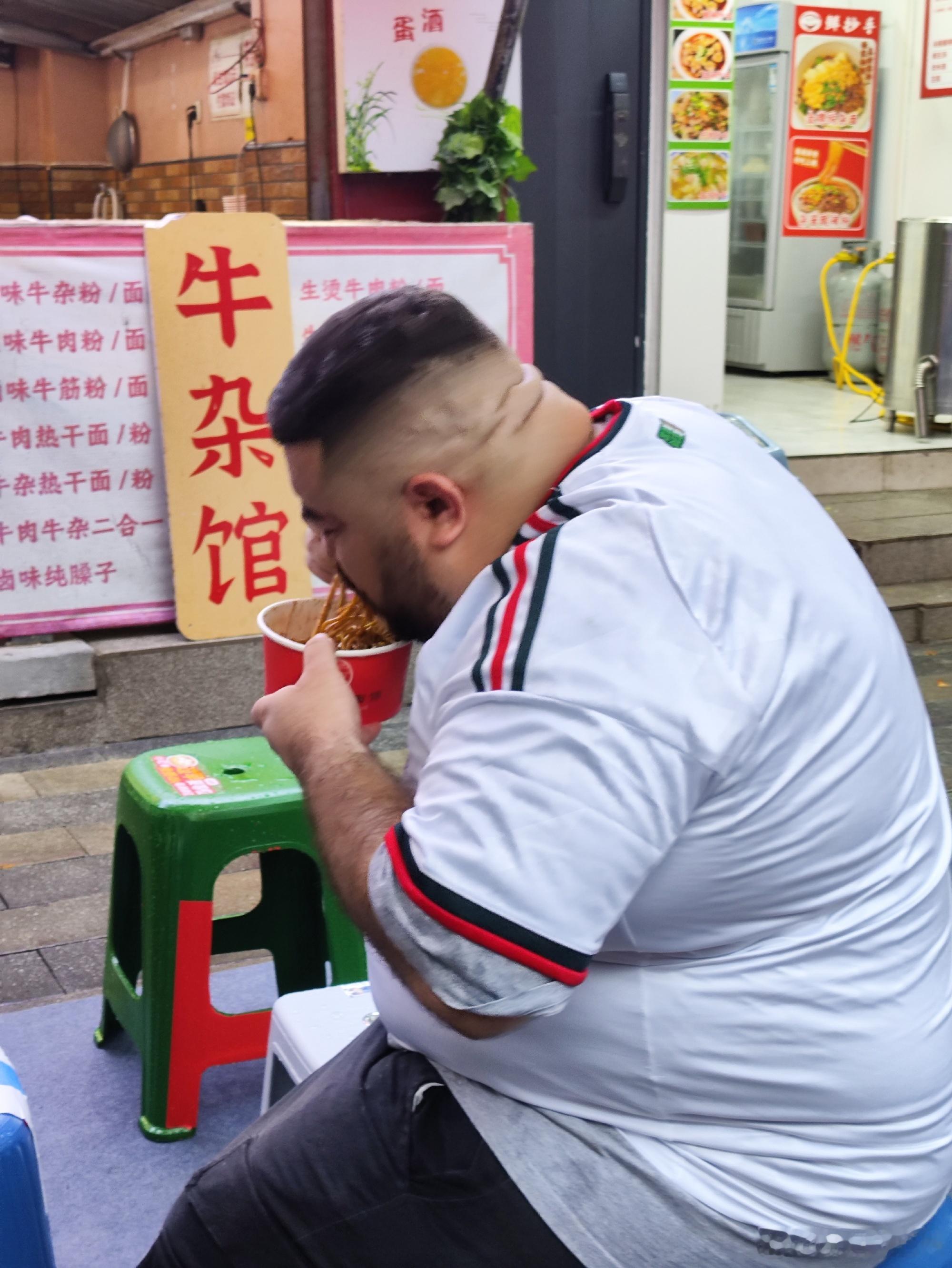 佛得角门将艺高人胆大 早餐店排队太耽误事，直接上小红舒看高清4K直播，这位门将身
