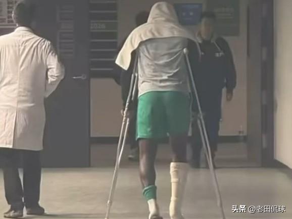 法比奥，国安等你回来…北京国安发布伤情通告，宣布外援法比奥确诊为腓骨远端骨折…不