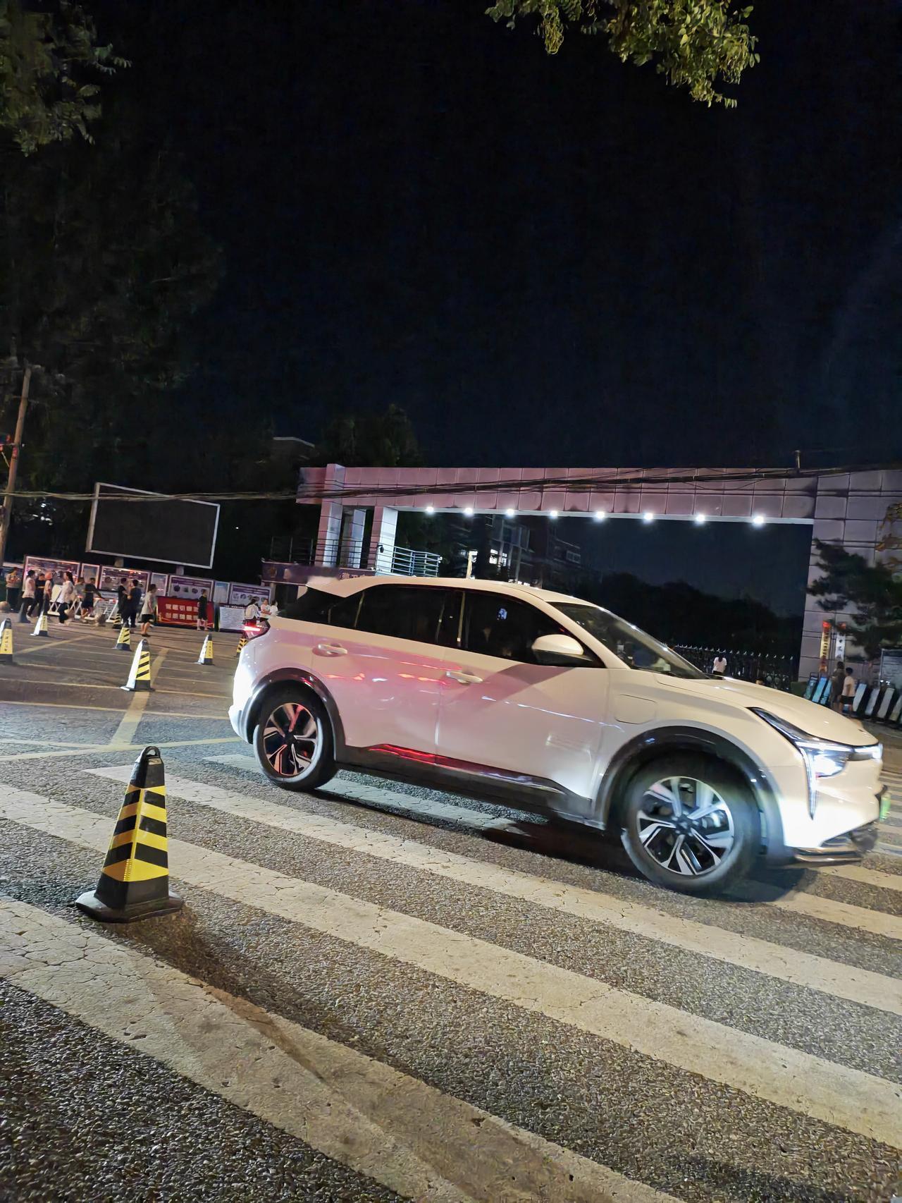 家长们接个孩子不容易啊，起早贪黑孩子累家长们也累啊