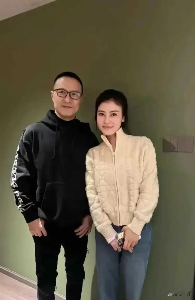 汪峰厉害了，刚和章子怡离婚，现在又有小女朋友了，你们这些老男人，真是死性不改，还