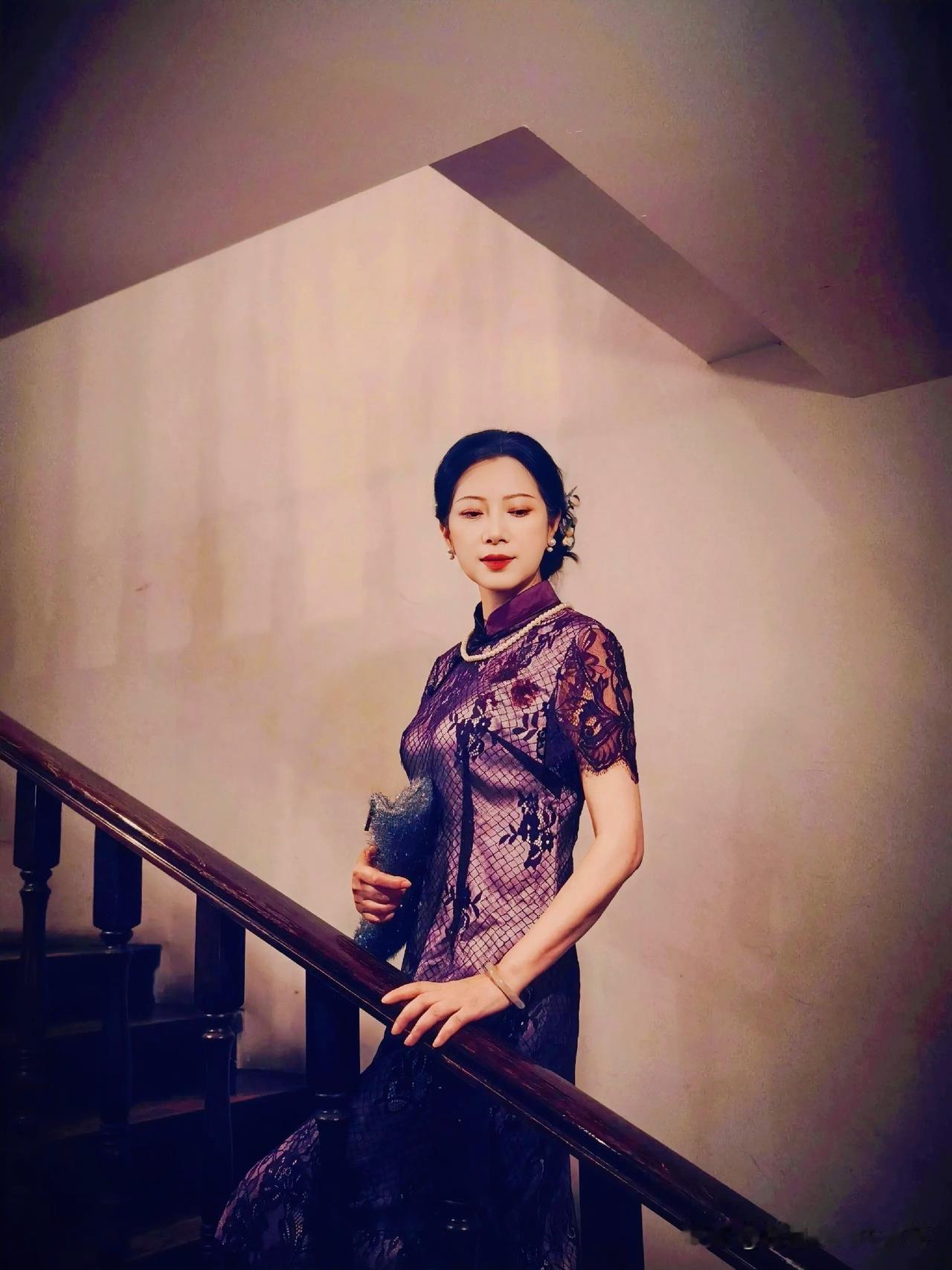 下联：无限风月可入诗
上联：有请雅士[玫瑰][玫瑰][玫瑰]