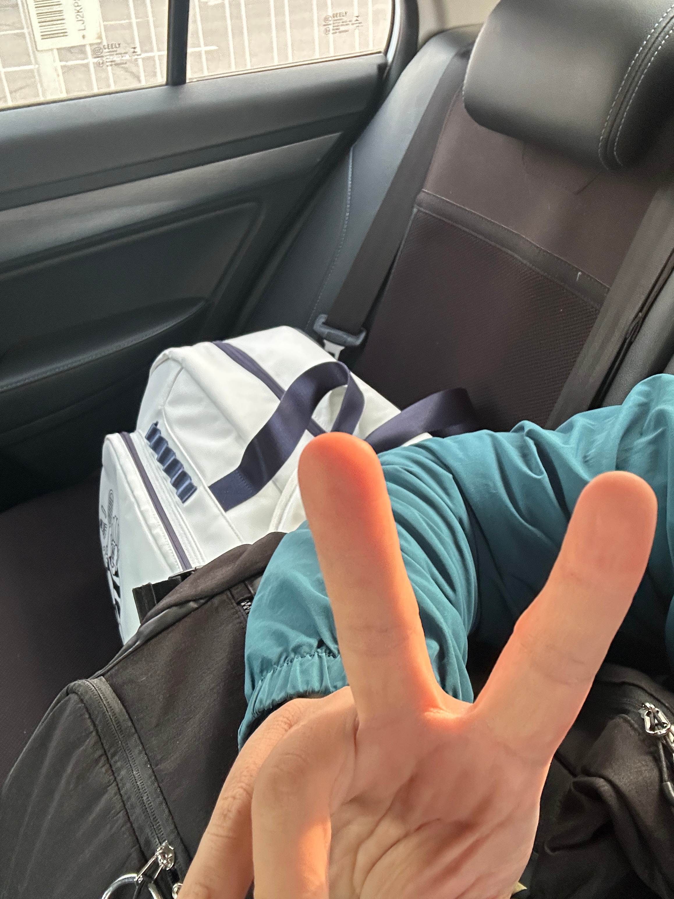 飞上海，把我的羽毛球包装备带上了，因为大概率要在外面待半个月，还是坚持运动的，跟