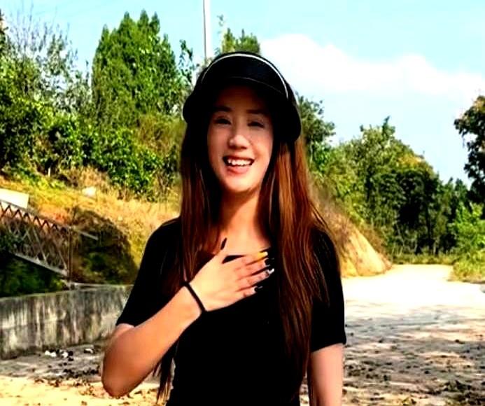 小二娃这次摊上事了，还是打人风波。

主播小小在直播里说，她朋友“小妹”人是安全