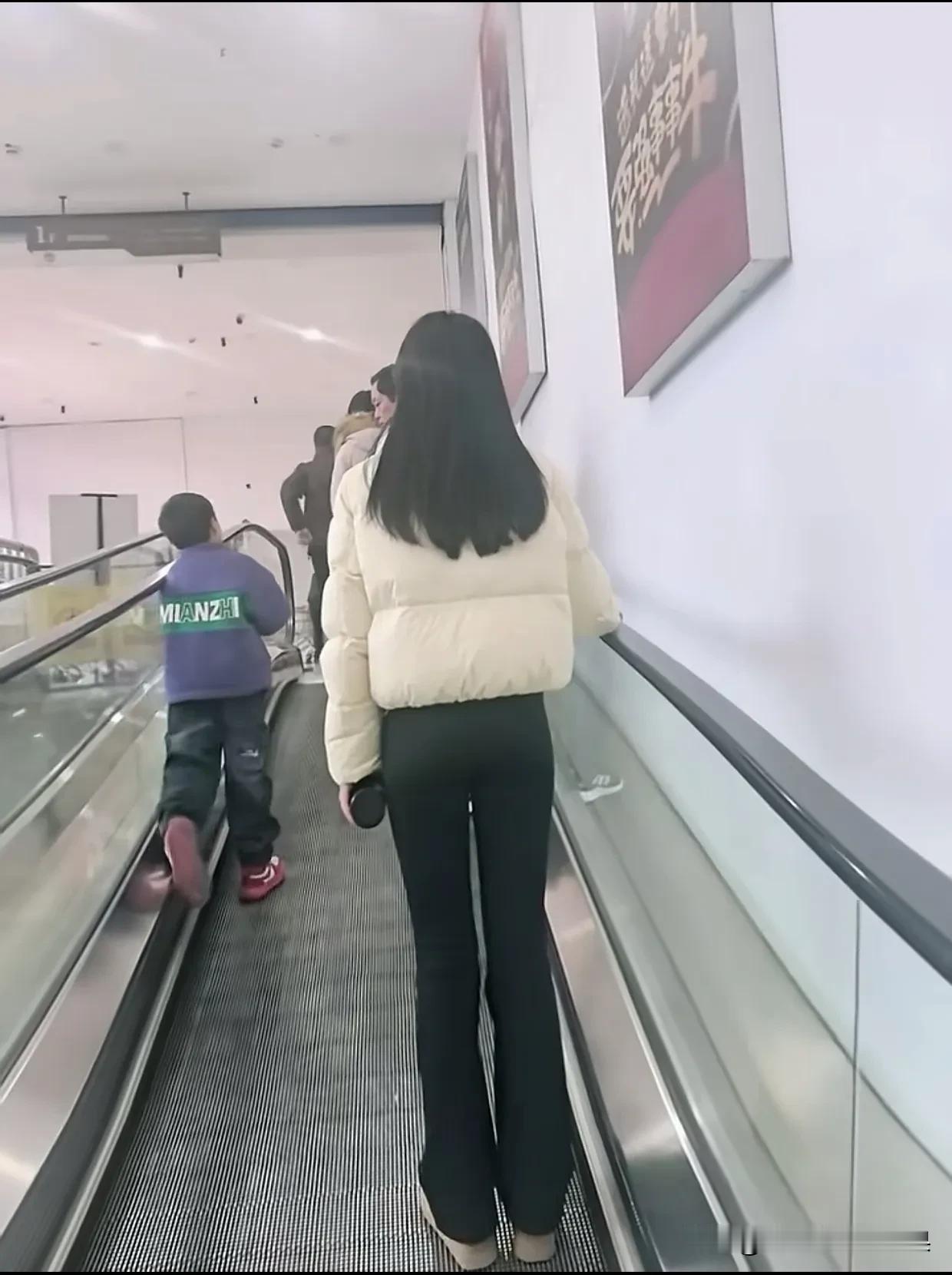 来陪美丽的小姐姐逛商场呀，今天又是运动量爆满的一天！分享美丽女神瞬间 美女究竟能