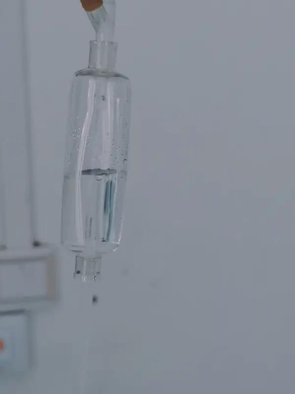 我又按了响铃，这吊瓶又罢工了！

我盯着那个输液管，滴两滴停三秒，再猛地来一串，