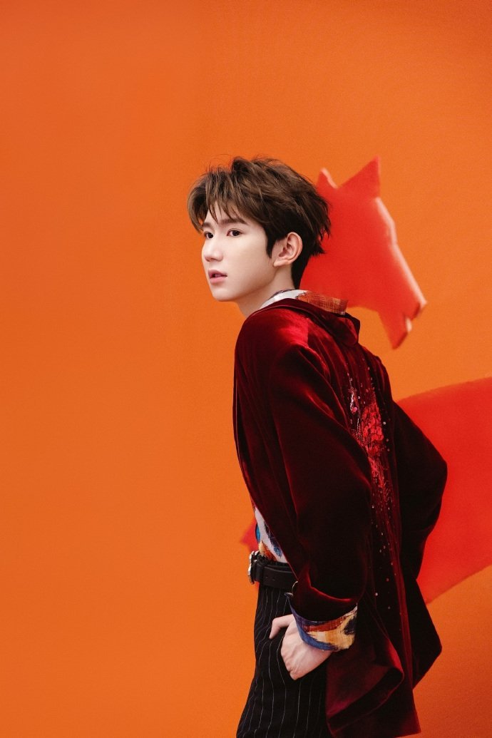 王源除夕照王源红丝绒小马西装王源除夕照，王源红丝绒小马西装，谁懂和这个王源的年味