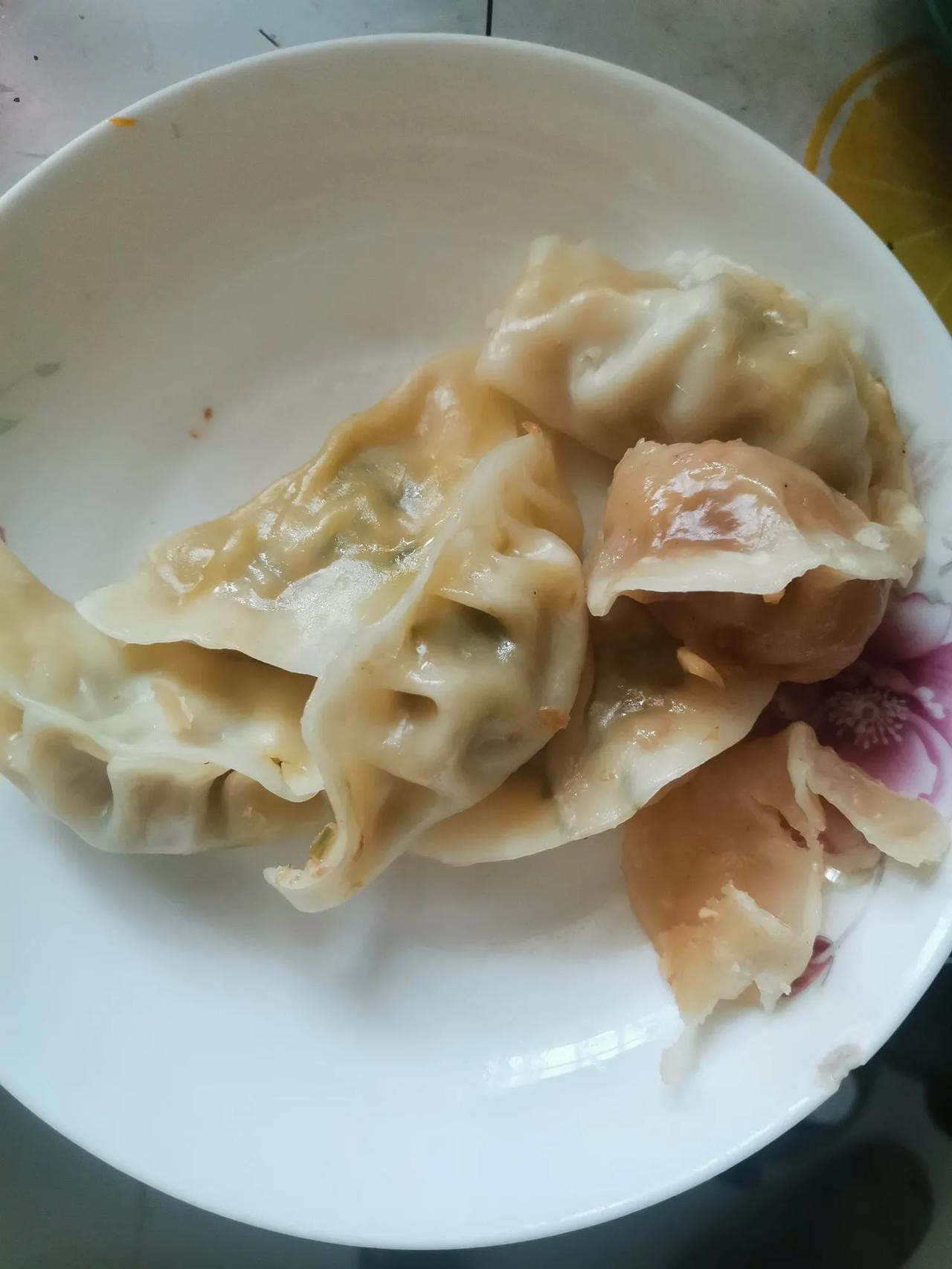 老婆把食品放在冰箱冷冻室，一放就放几个月。
今天翻冰箱，还有端午节的粽子，还有春