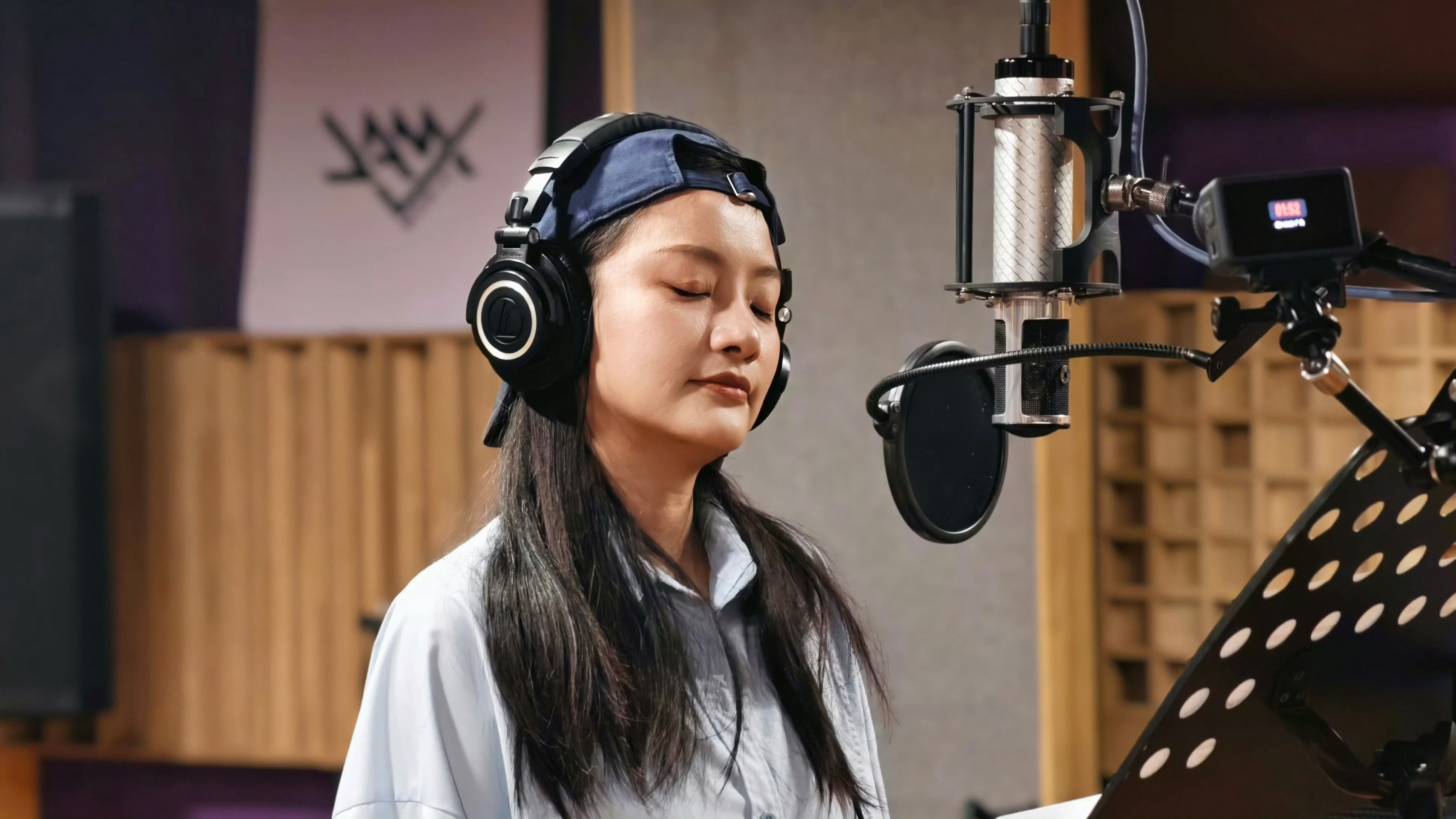 上午当野人钻木取火下午当个文明人来录音棚录游记主题歌小郭的朋友圈 漠河追光游记，