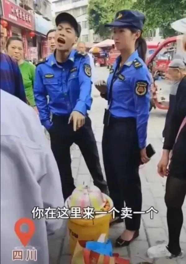 四川某城管训斥一位老人占道卖自家的枇杷！看到这名男城管的态度是非常的嚣张，好像要