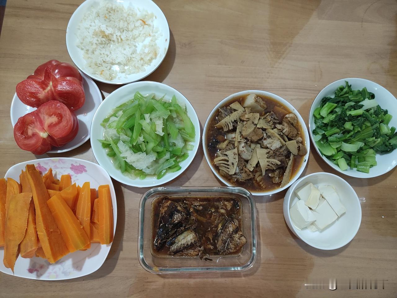 今天终于不下雨了。
也没有亮瓦晴天，多云。
前几天洗了三批次的衣服都挂在阳台的栏