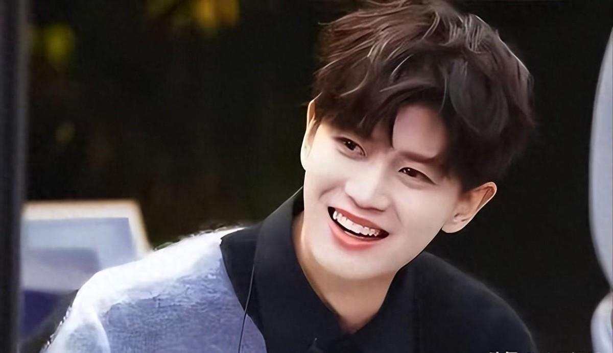 话说回来，在如今这个连短视频都恨不得把镜头怼到嘴唇上的内娱圈，拍个吻戏简直比吃盒