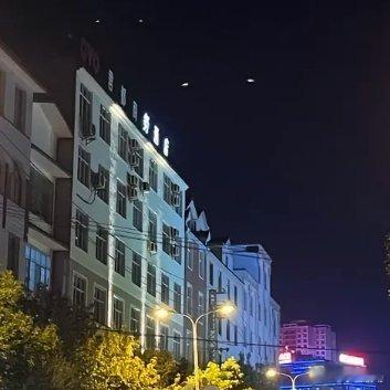 夜深了，灯还亮着。你坐在桌前，忽然觉得一切刚刚好。过去的都过去了，未来的还未来，