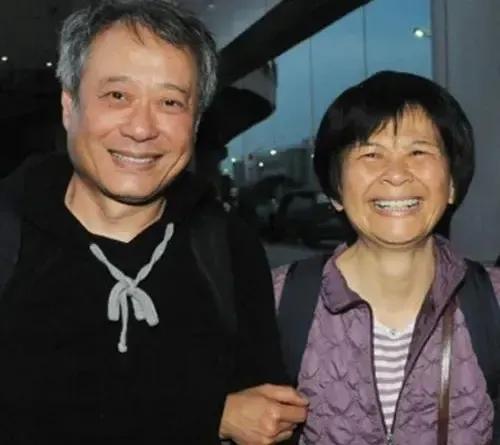 一次，舒淇偶遇李安和太太一起在菜市场买菜，十分羡慕地说：“你真是个好老公，居然陪
