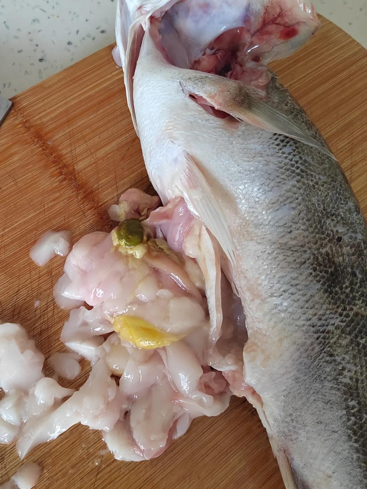 鱼肚子上那块像果冻一样的肉，真的好吃吗？
作为生在沿海地区的我来说，鱼是我爱吃的