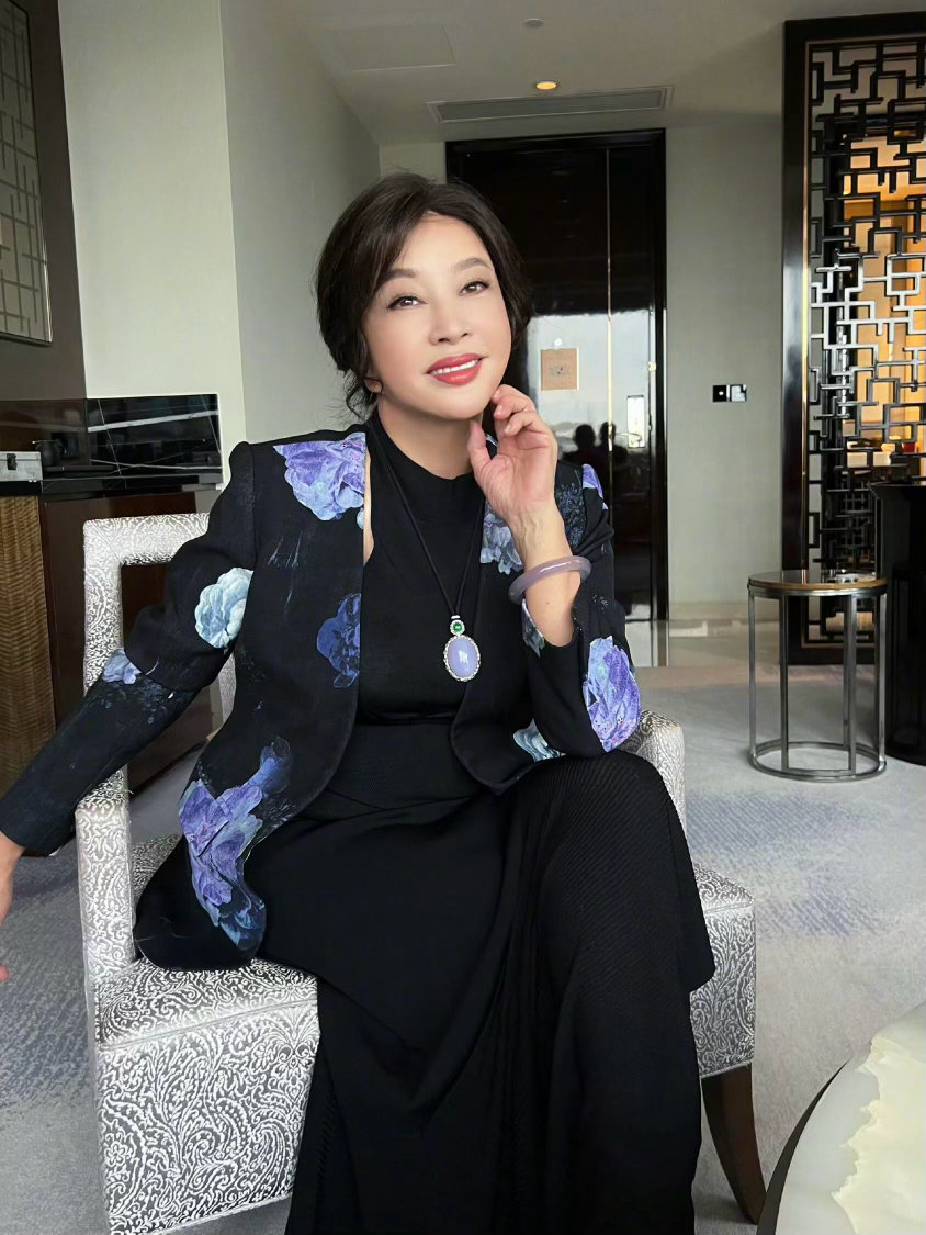 刘晓庆大女主状态的人间清醒刘晓庆活成了独一份的大女主范本，一生历经巅峰与低谷，起