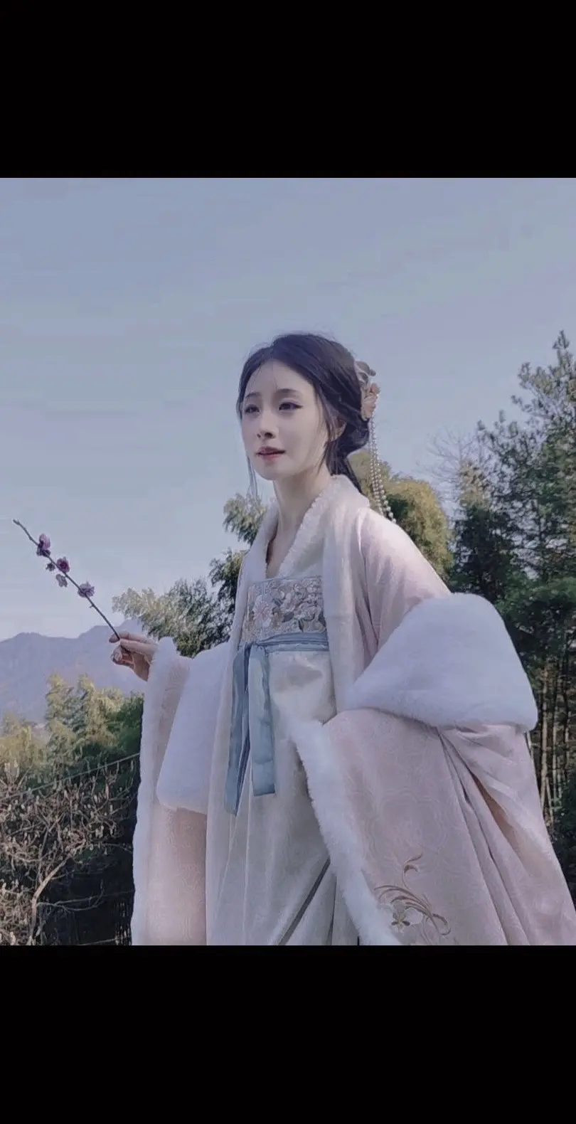 可秋月始终记得 第一次见到李公子……
