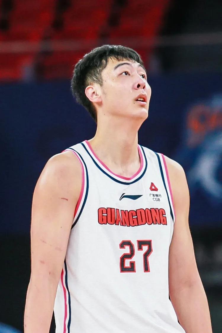 广东队在俱乐部杯比赛已经出局，纵观本场比赛，说两点！
1，广东三个外援，对球队是